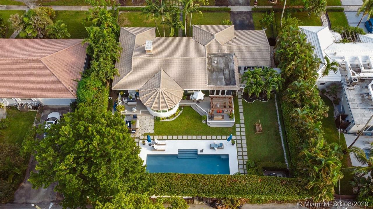 Vendido Recientemente: $1,295,000 (4 camas, 3 baños, 2330 Pies cuadrados)