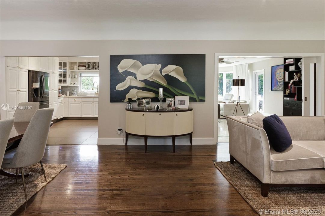 Vendido Recientemente: $1,295,000 (4 camas, 3 baños, 2330 Pies cuadrados)