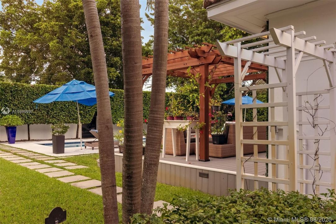 Vendido Recientemente: $1,295,000 (4 camas, 3 baños, 2330 Pies cuadrados)
