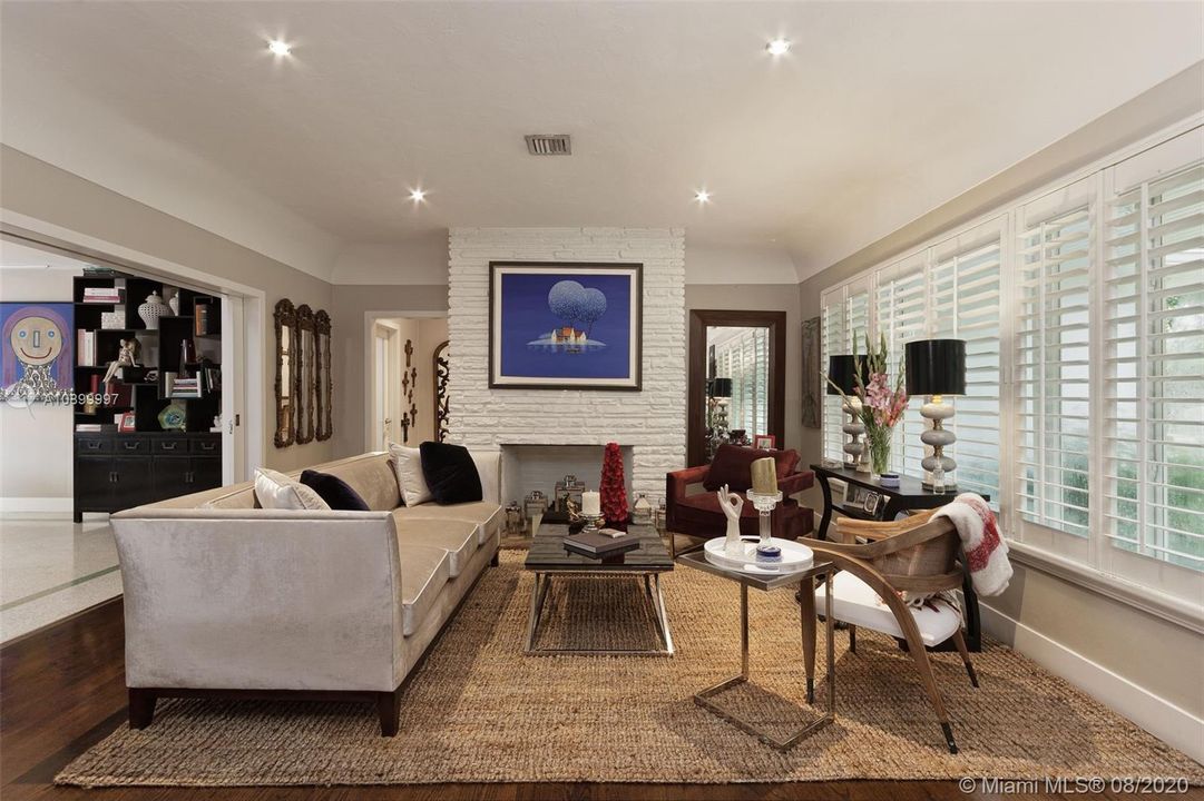 Vendido Recientemente: $1,295,000 (4 camas, 3 baños, 2330 Pies cuadrados)