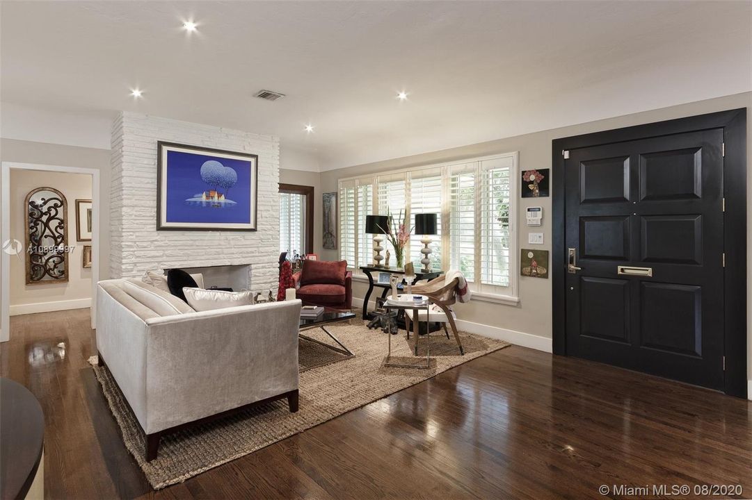 Vendido Recientemente: $1,295,000 (4 camas, 3 baños, 2330 Pies cuadrados)