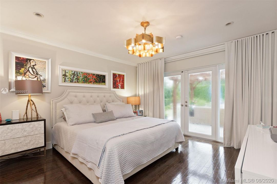 Vendido Recientemente: $1,295,000 (4 camas, 3 baños, 2330 Pies cuadrados)