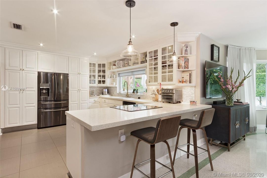 Vendido Recientemente: $1,295,000 (4 camas, 3 baños, 2330 Pies cuadrados)