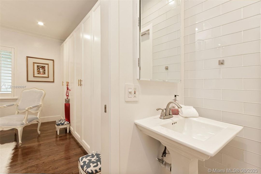 Vendido Recientemente: $1,295,000 (4 camas, 3 baños, 2330 Pies cuadrados)