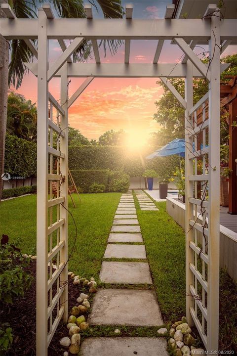 Vendido Recientemente: $1,295,000 (4 camas, 3 baños, 2330 Pies cuadrados)