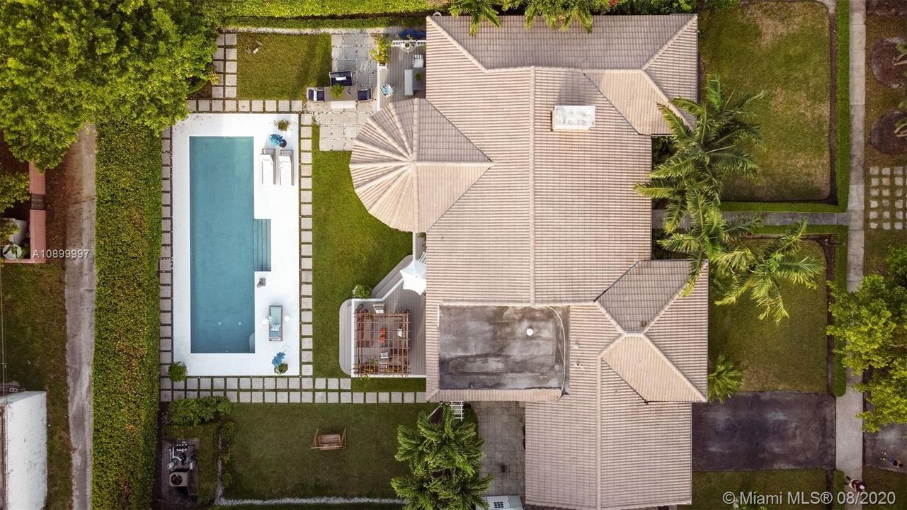 Vendido Recientemente: $1,295,000 (4 camas, 3 baños, 2330 Pies cuadrados)