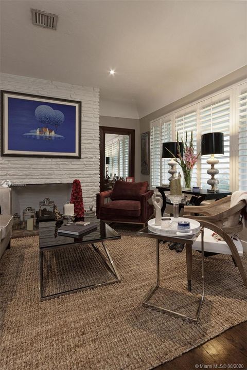 Vendido Recientemente: $1,295,000 (4 camas, 3 baños, 2330 Pies cuadrados)