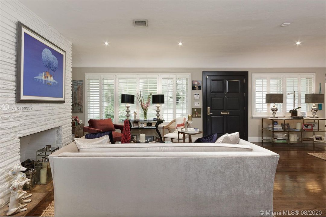 Vendido Recientemente: $1,295,000 (4 camas, 3 baños, 2330 Pies cuadrados)