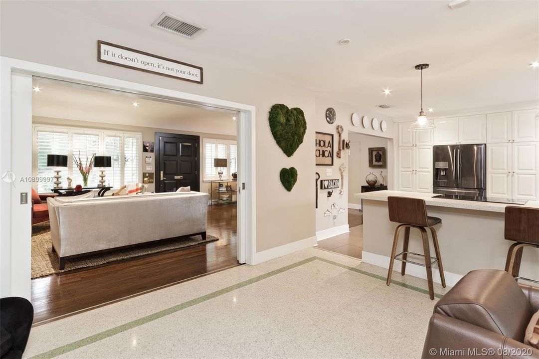 Vendido Recientemente: $1,295,000 (4 camas, 3 baños, 2330 Pies cuadrados)