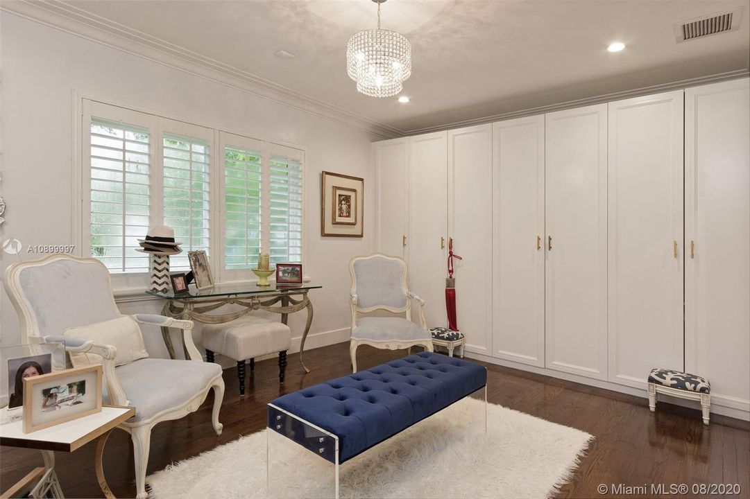 Vendido Recientemente: $1,295,000 (4 camas, 3 baños, 2330 Pies cuadrados)