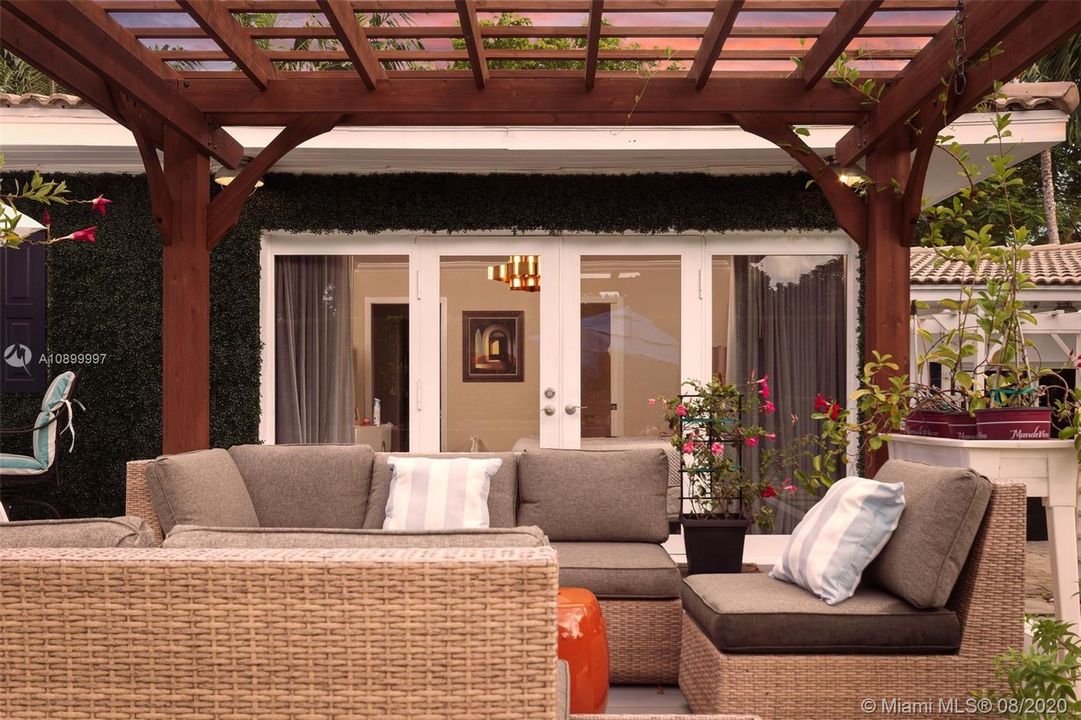 Vendido Recientemente: $1,295,000 (4 camas, 3 baños, 2330 Pies cuadrados)