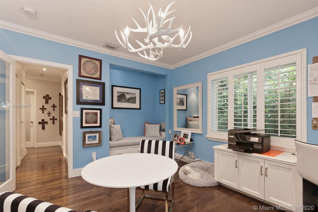 Vendido Recientemente: $1,295,000 (4 camas, 3 baños, 2330 Pies cuadrados)
