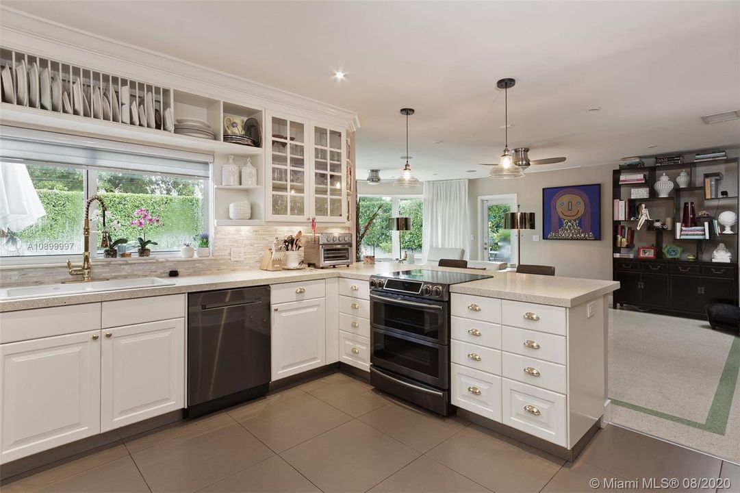 Vendido Recientemente: $1,295,000 (4 camas, 3 baños, 2330 Pies cuadrados)