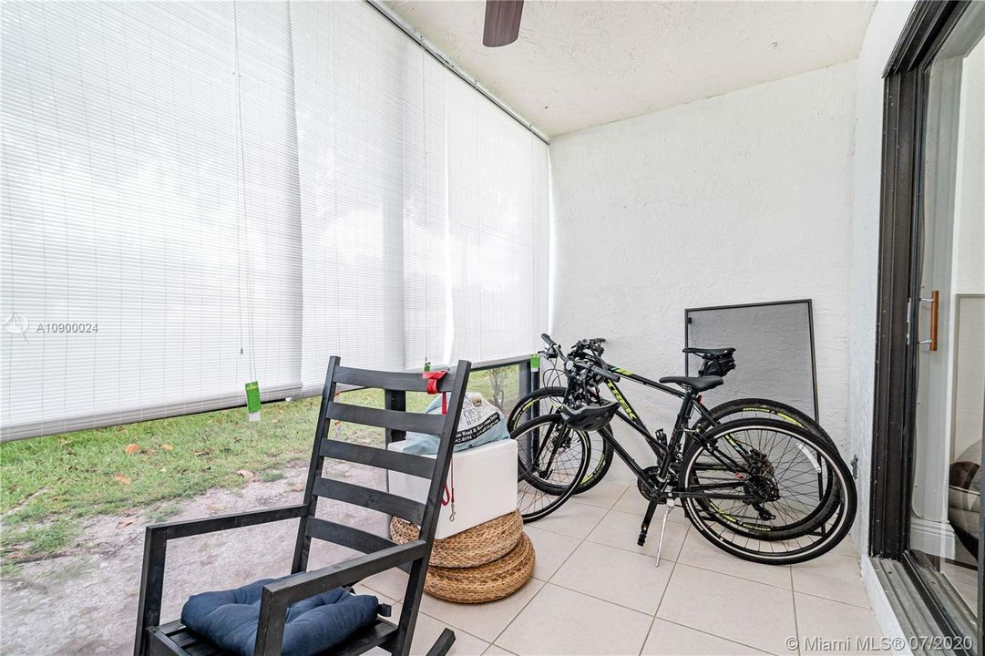 Screened in patio with ceiling fan.