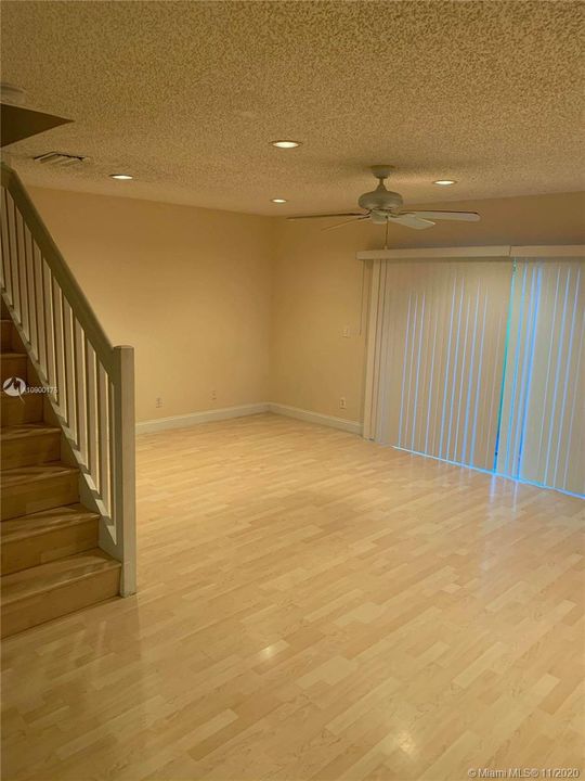 Recently Rented: $1,900 (3 beds, 2 baths, 1361 Square Feet)