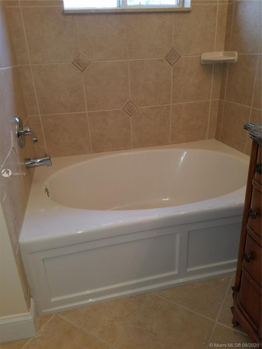Recently Rented: $1,900 (3 beds, 2 baths, 1361 Square Feet)