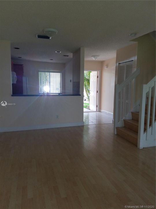 Recently Rented: $1,900 (3 beds, 2 baths, 1361 Square Feet)