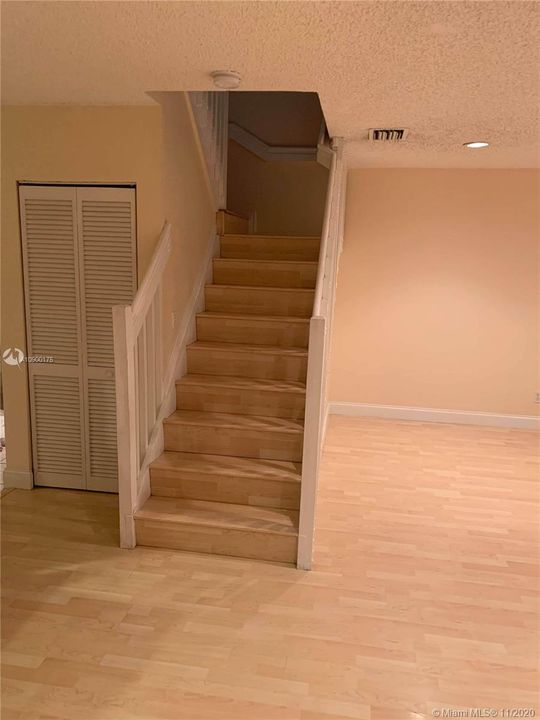 Recently Rented: $1,900 (3 beds, 2 baths, 1361 Square Feet)
