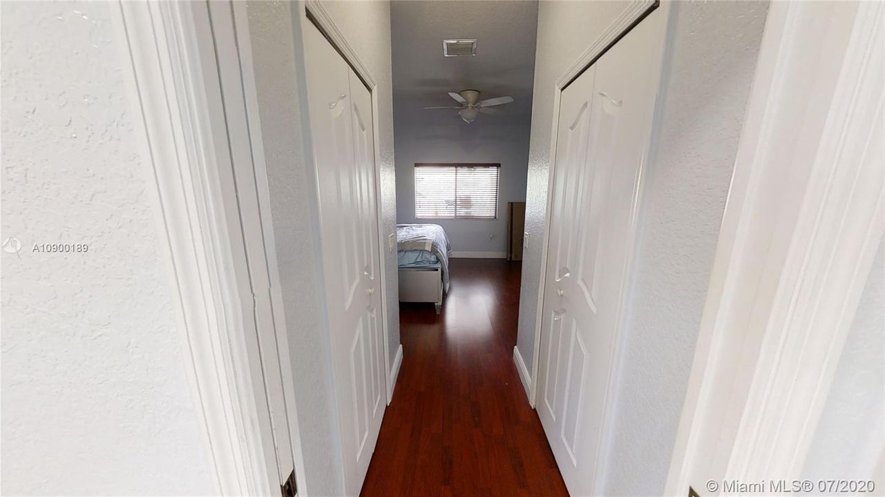 Vendido Recientemente: $399,999 (4 camas, 2 baños, 1945 Pies cuadrados)