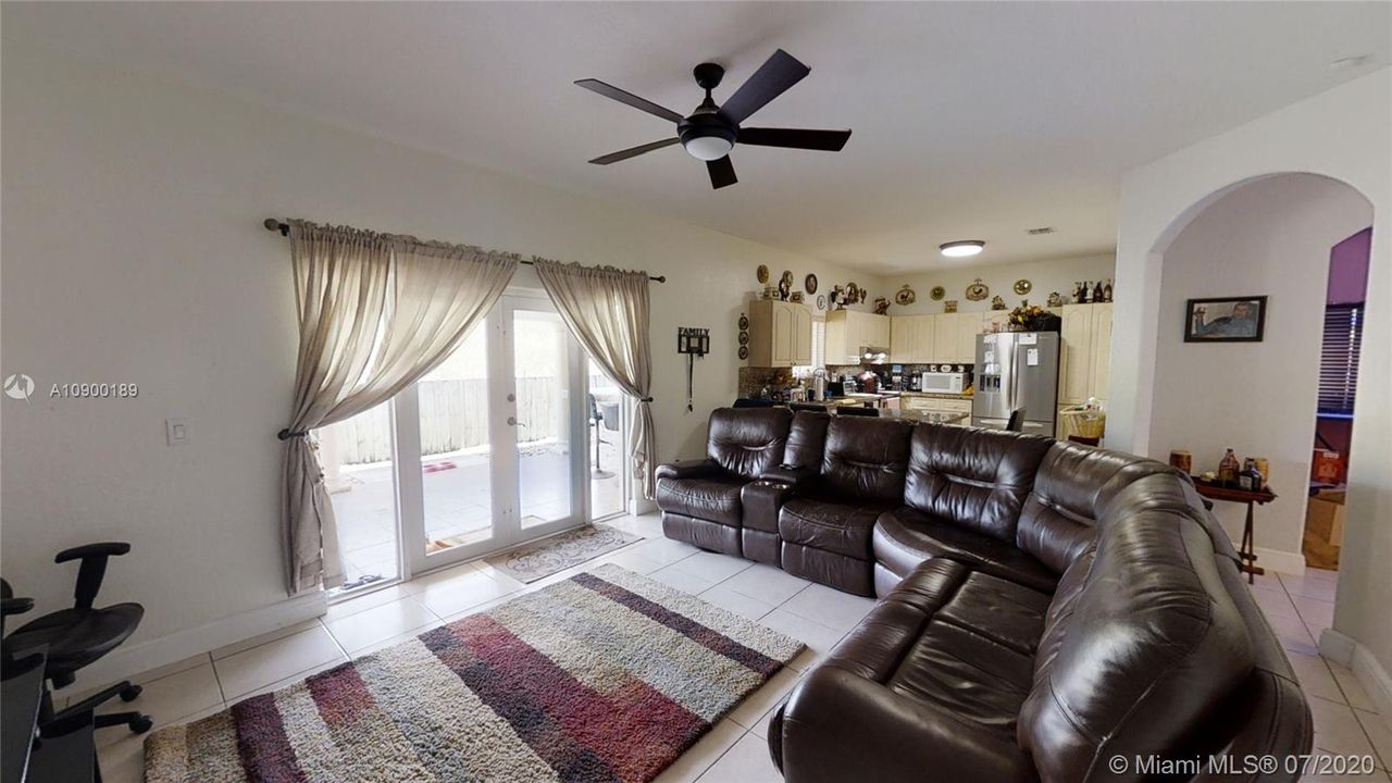 Vendido Recientemente: $399,999 (4 camas, 2 baños, 1945 Pies cuadrados)