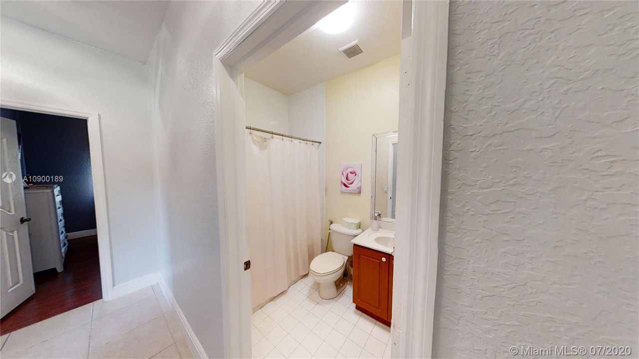 Vendido Recientemente: $399,999 (4 camas, 2 baños, 1945 Pies cuadrados)