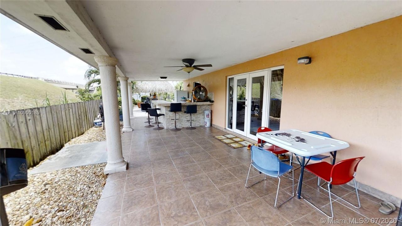 Vendido Recientemente: $399,999 (4 camas, 2 baños, 1945 Pies cuadrados)
