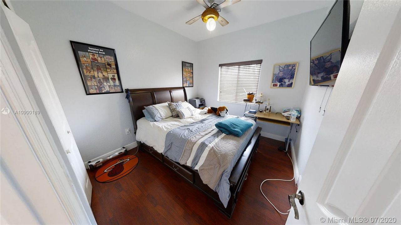 Vendido Recientemente: $399,999 (4 camas, 2 baños, 1945 Pies cuadrados)