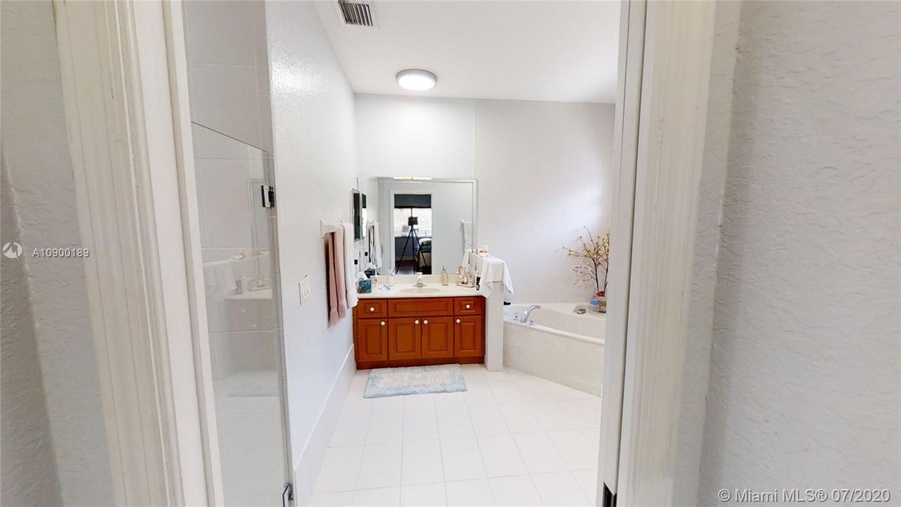 Vendido Recientemente: $399,999 (4 camas, 2 baños, 1945 Pies cuadrados)