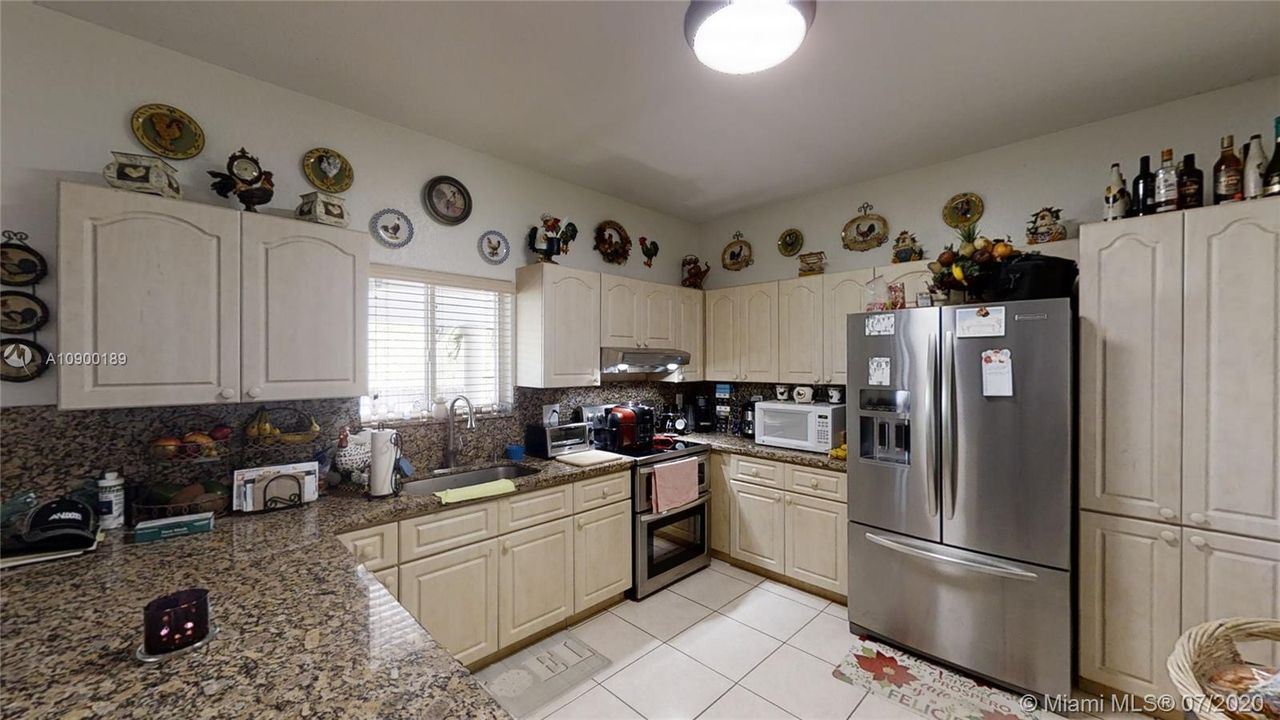 Vendido Recientemente: $399,999 (4 camas, 2 baños, 1945 Pies cuadrados)