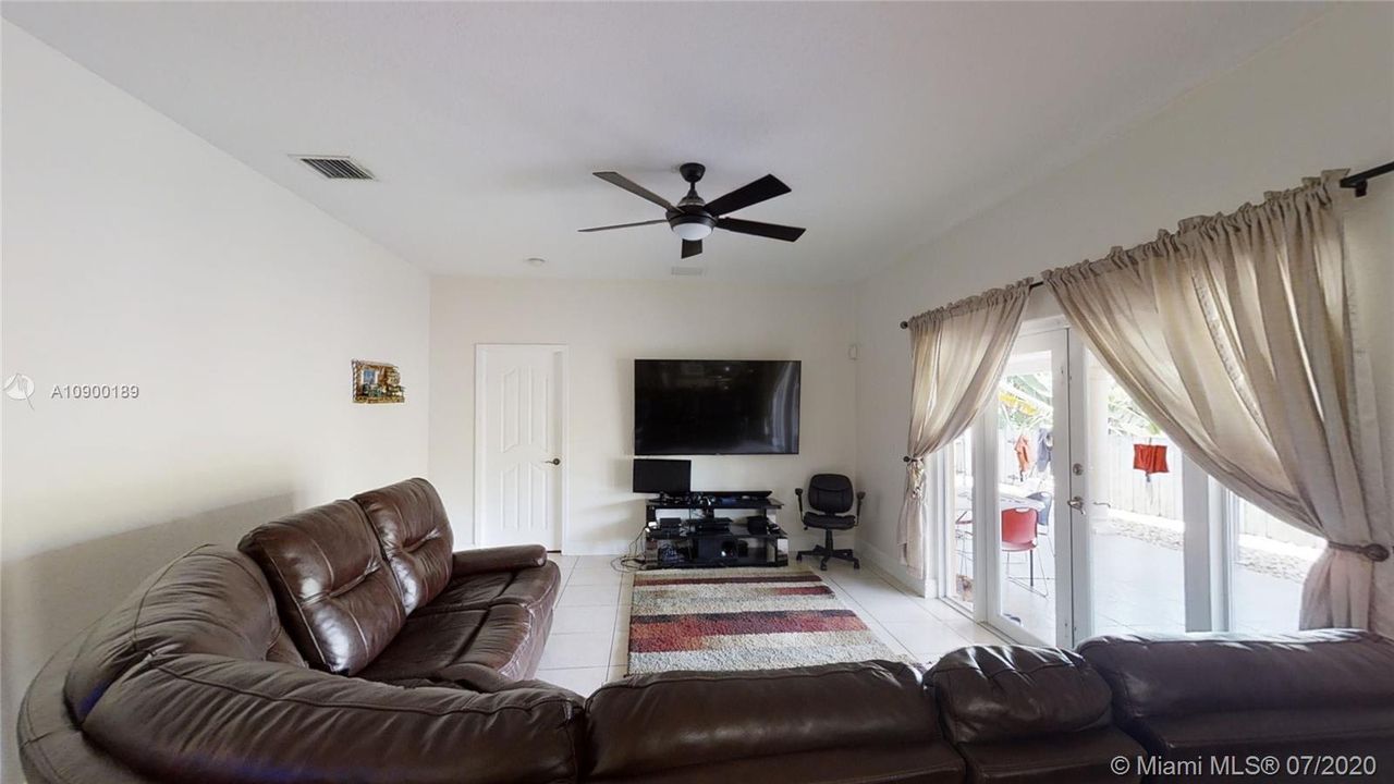 Vendido Recientemente: $399,999 (4 camas, 2 baños, 1945 Pies cuadrados)