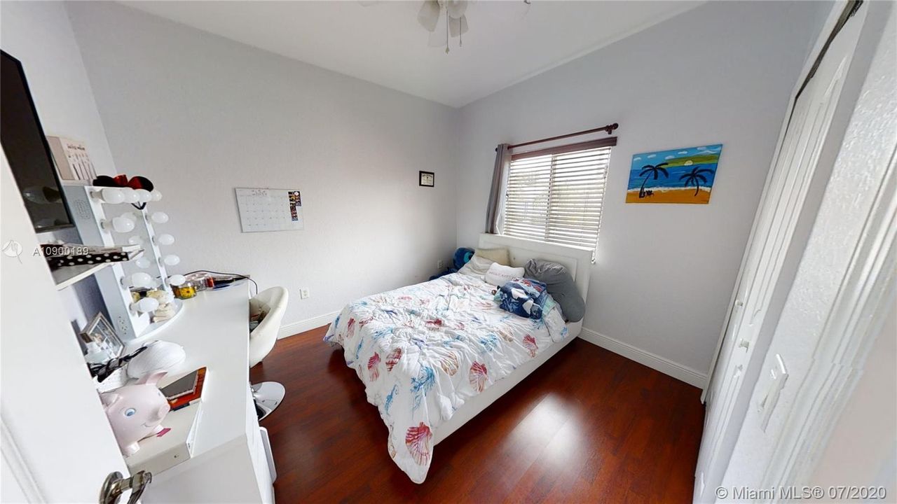 Vendido Recientemente: $399,999 (4 camas, 2 baños, 1945 Pies cuadrados)