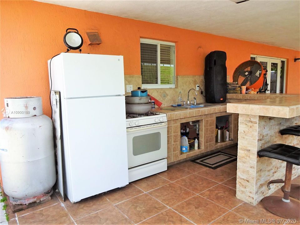 Vendido Recientemente: $399,999 (4 camas, 2 baños, 1945 Pies cuadrados)