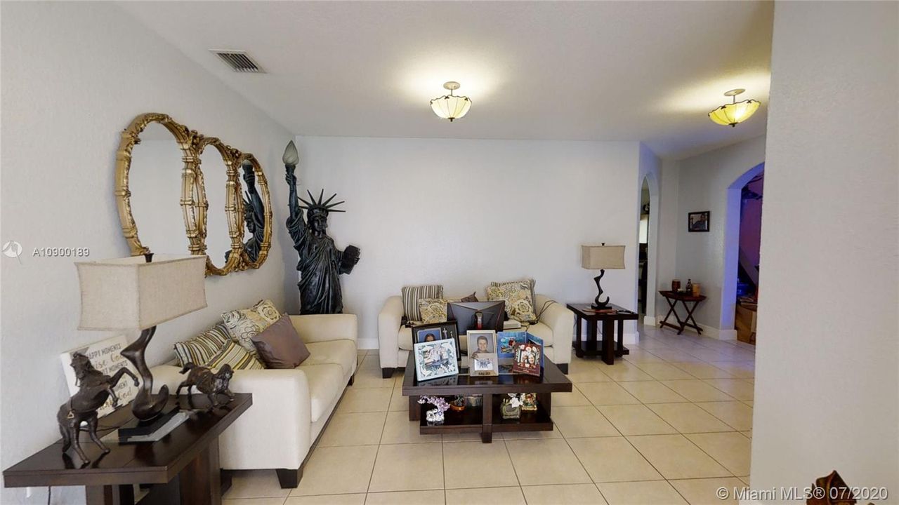Vendido Recientemente: $399,999 (4 camas, 2 baños, 1945 Pies cuadrados)