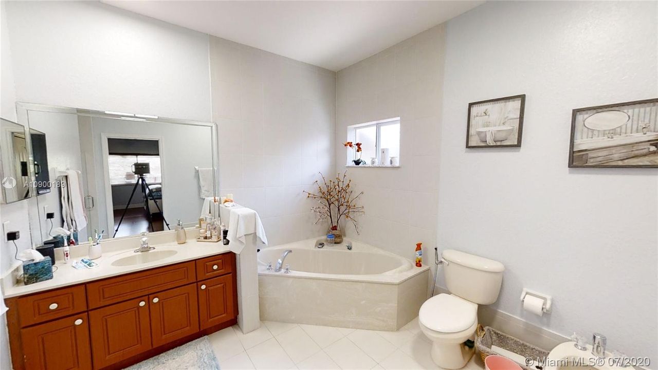 Vendido Recientemente: $399,999 (4 camas, 2 baños, 1945 Pies cuadrados)