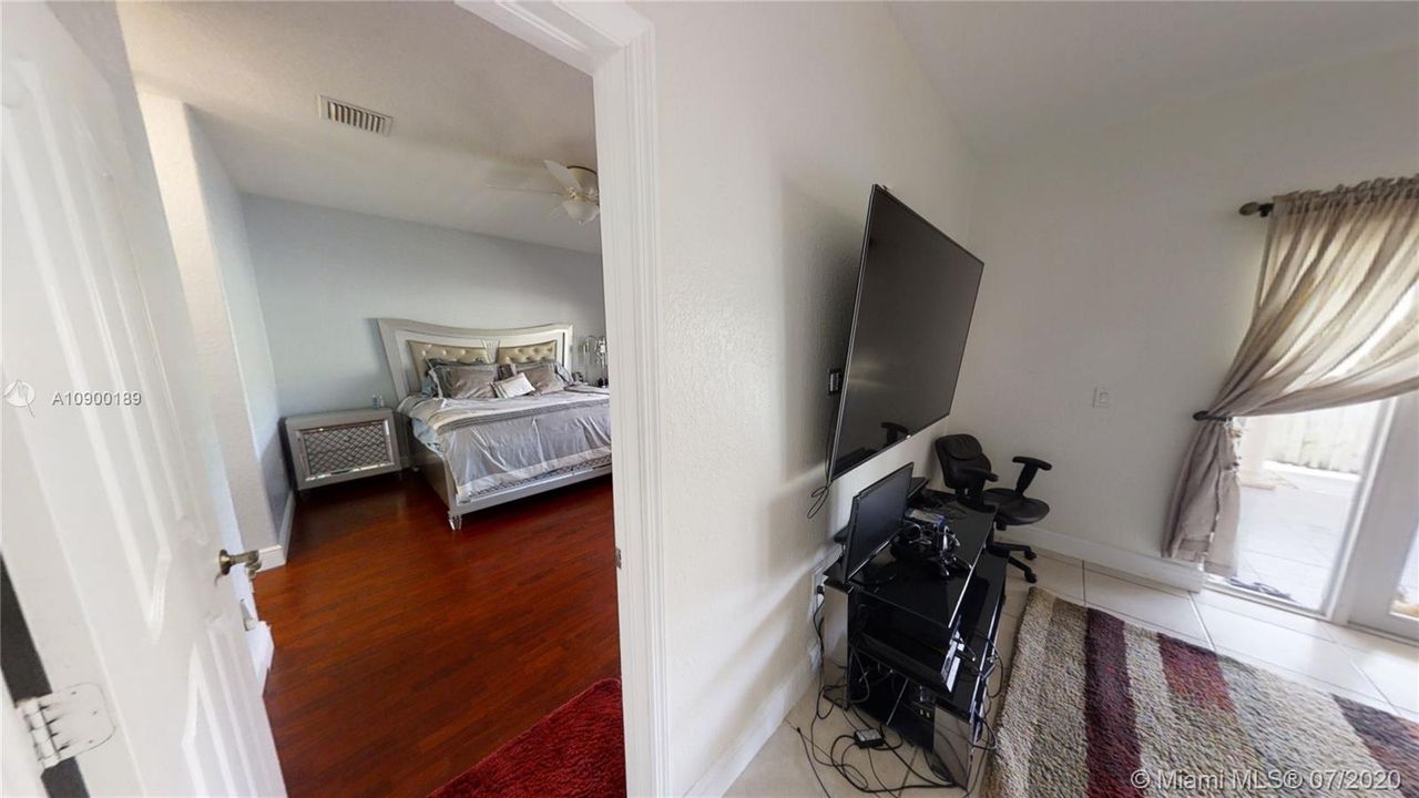 Vendido Recientemente: $399,999 (4 camas, 2 baños, 1945 Pies cuadrados)