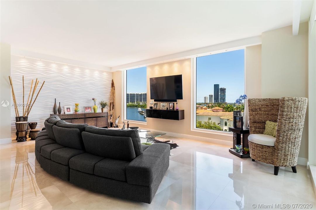 Recently Sold: $1,950,000 (4 beds, 3 baths, 3528 Square Feet)