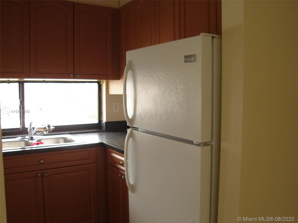 Recently Rented: $1,350 (1 beds, 1 baths, 640 Square Feet)