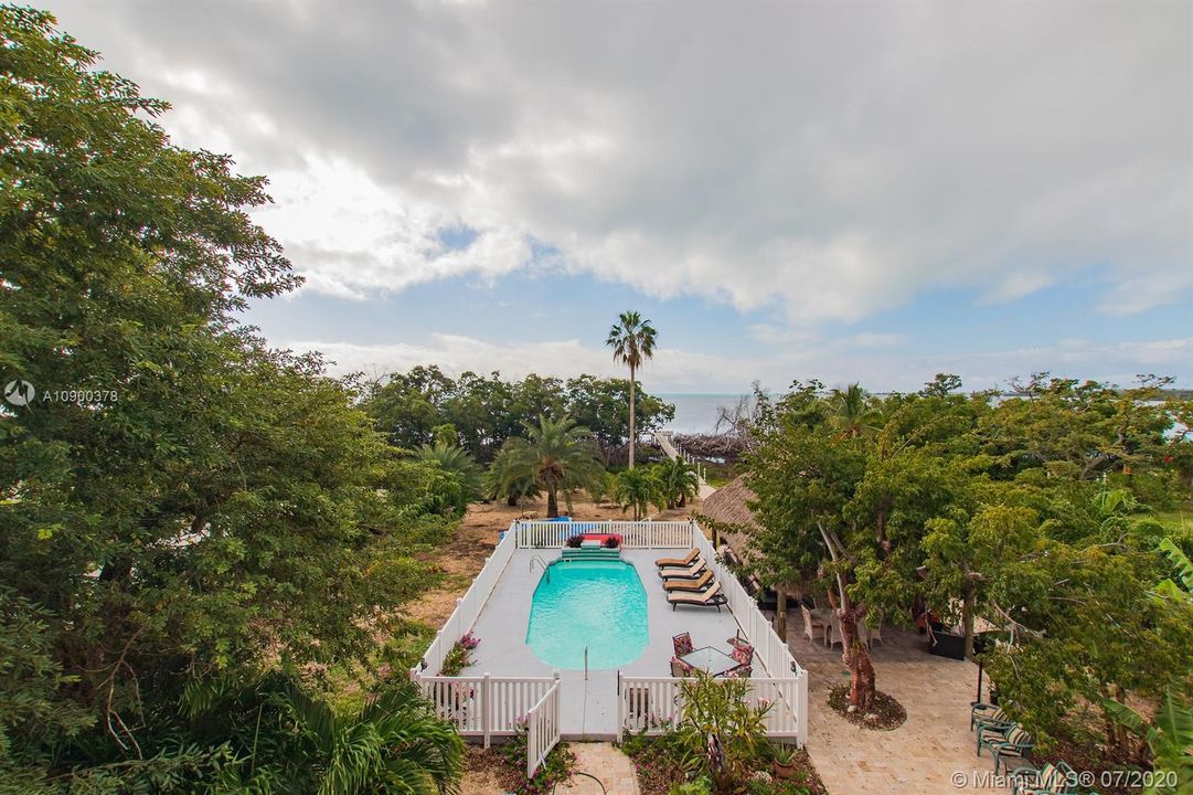 Recently Sold: $948,000 (3 beds, 3 baths, 2100 Square Feet)