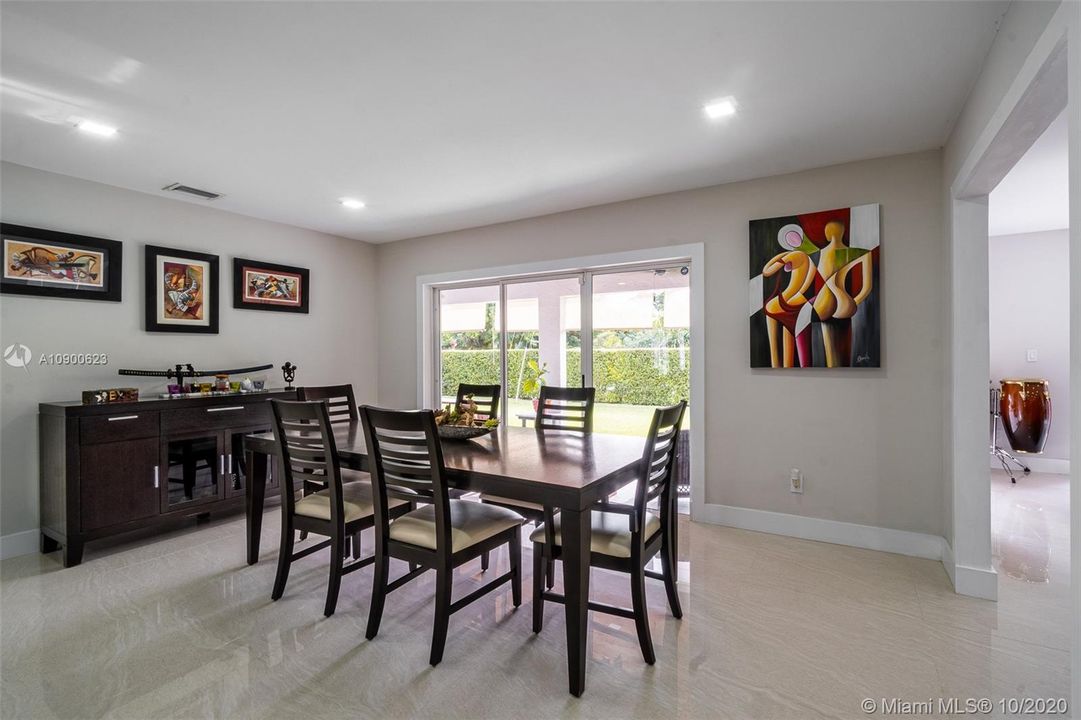 Vendido Recientemente: $599,000 (4 camas, 3 baños, 3155 Pies cuadrados)