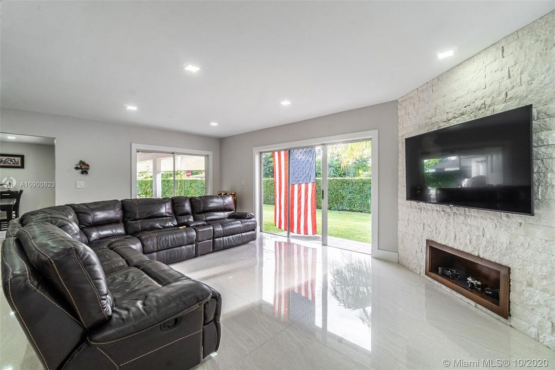 Vendido Recientemente: $599,000 (4 camas, 3 baños, 3155 Pies cuadrados)