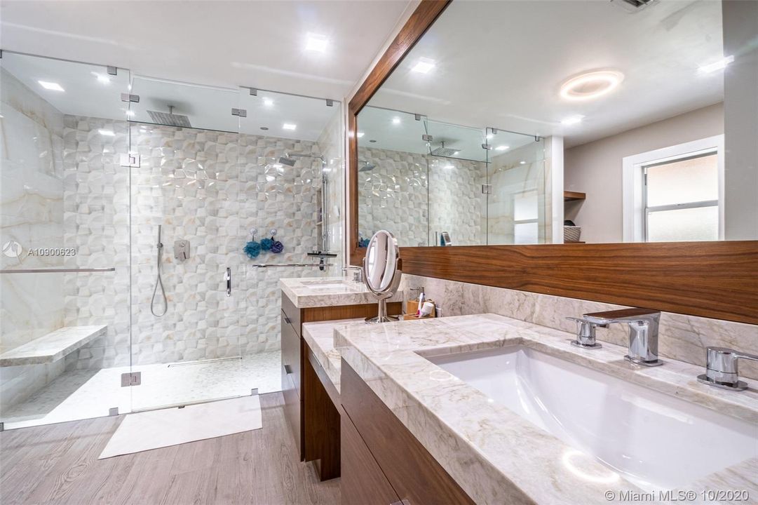 Vendido Recientemente: $599,000 (4 camas, 3 baños, 3155 Pies cuadrados)