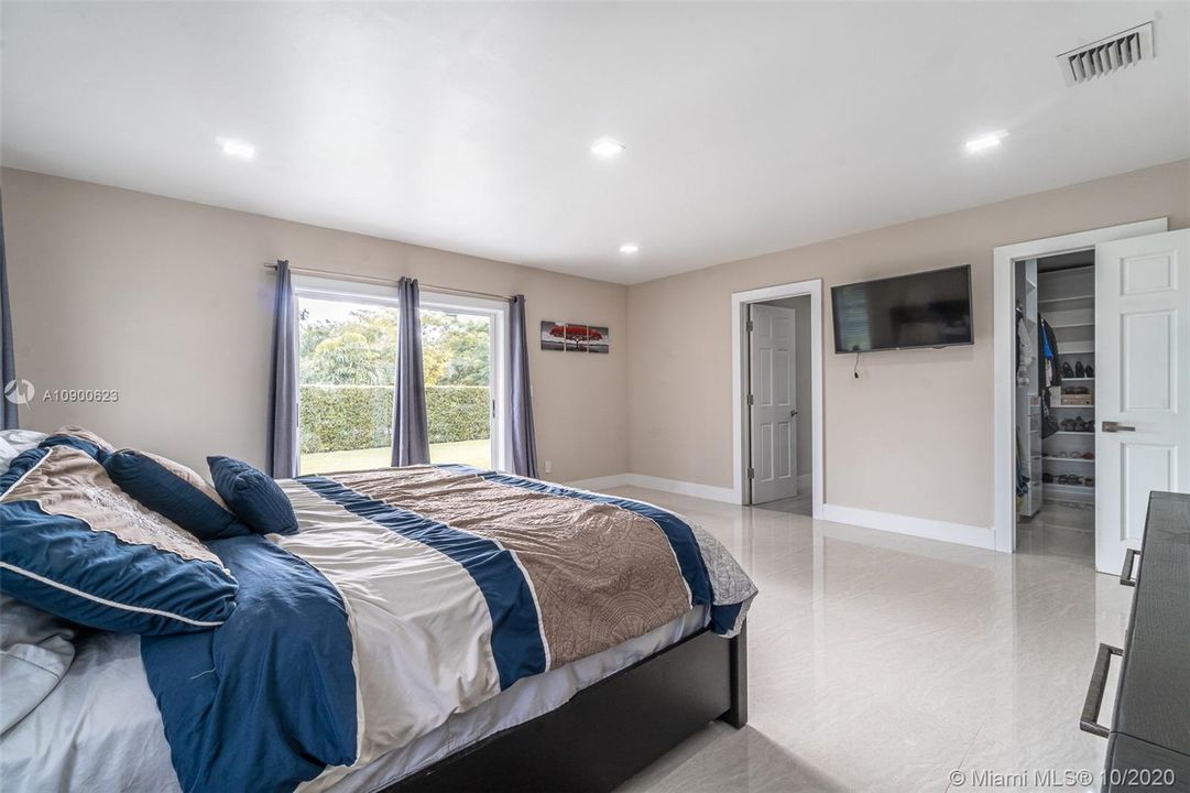 Vendido Recientemente: $599,000 (4 camas, 3 baños, 3155 Pies cuadrados)