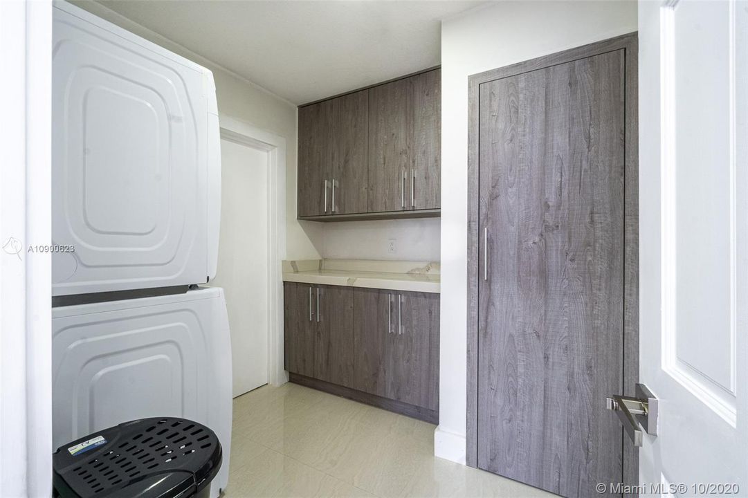 Vendido Recientemente: $599,000 (4 camas, 3 baños, 3155 Pies cuadrados)