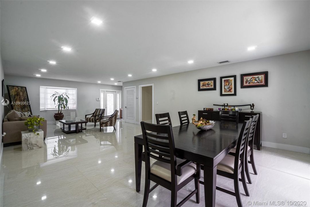 Vendido Recientemente: $599,000 (4 camas, 3 baños, 3155 Pies cuadrados)