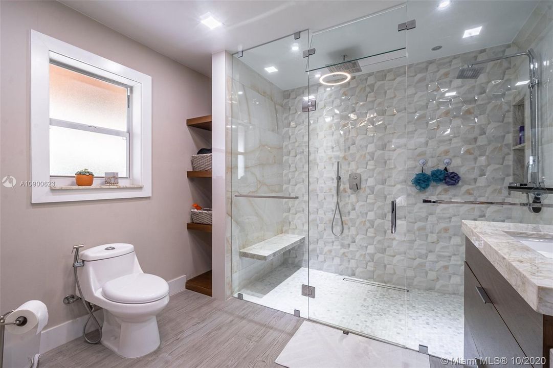 Vendido Recientemente: $599,000 (4 camas, 3 baños, 3155 Pies cuadrados)