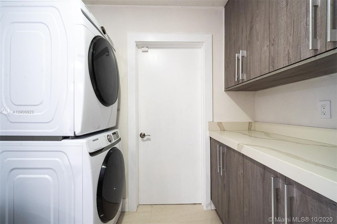 Vendido Recientemente: $599,000 (4 camas, 3 baños, 3155 Pies cuadrados)