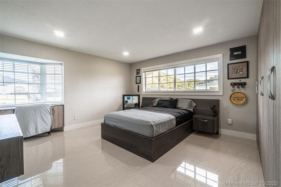 Vendido Recientemente: $599,000 (4 camas, 3 baños, 3155 Pies cuadrados)