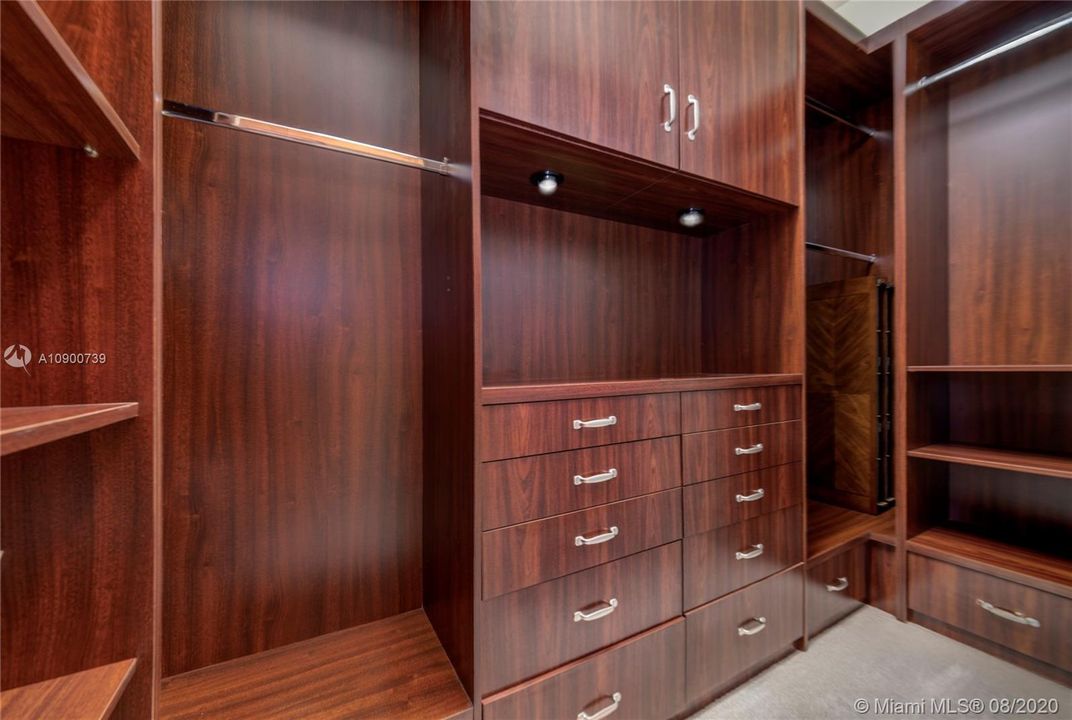 Master Walking Closet