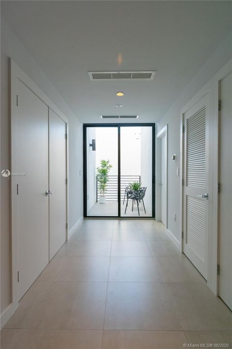 Vendido Recientemente: $1,375,000 (4 camas, 3 baños, 2908 Pies cuadrados)