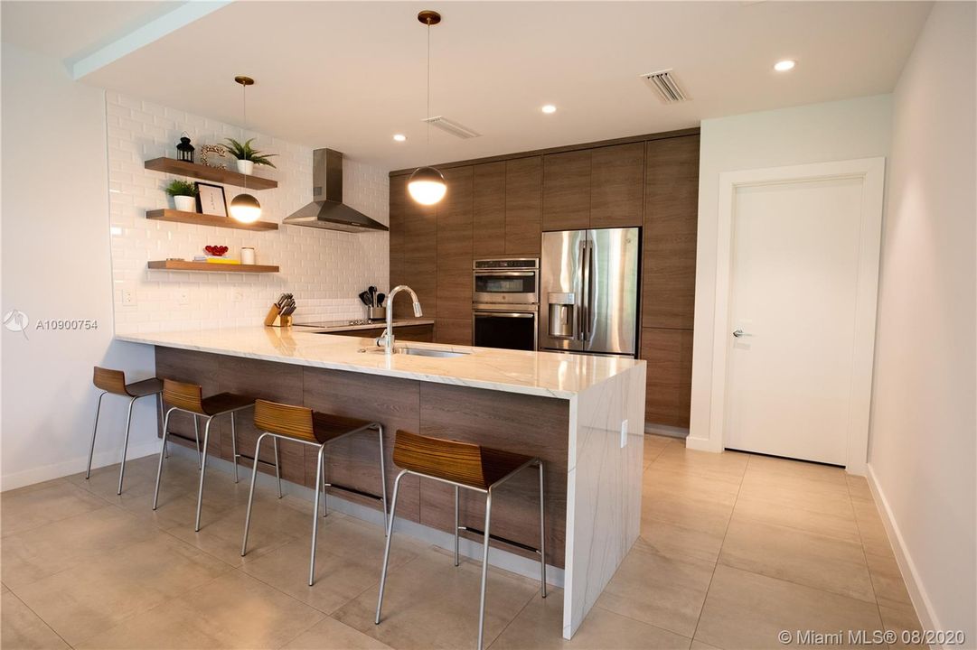 Vendido Recientemente: $1,375,000 (4 camas, 3 baños, 2908 Pies cuadrados)